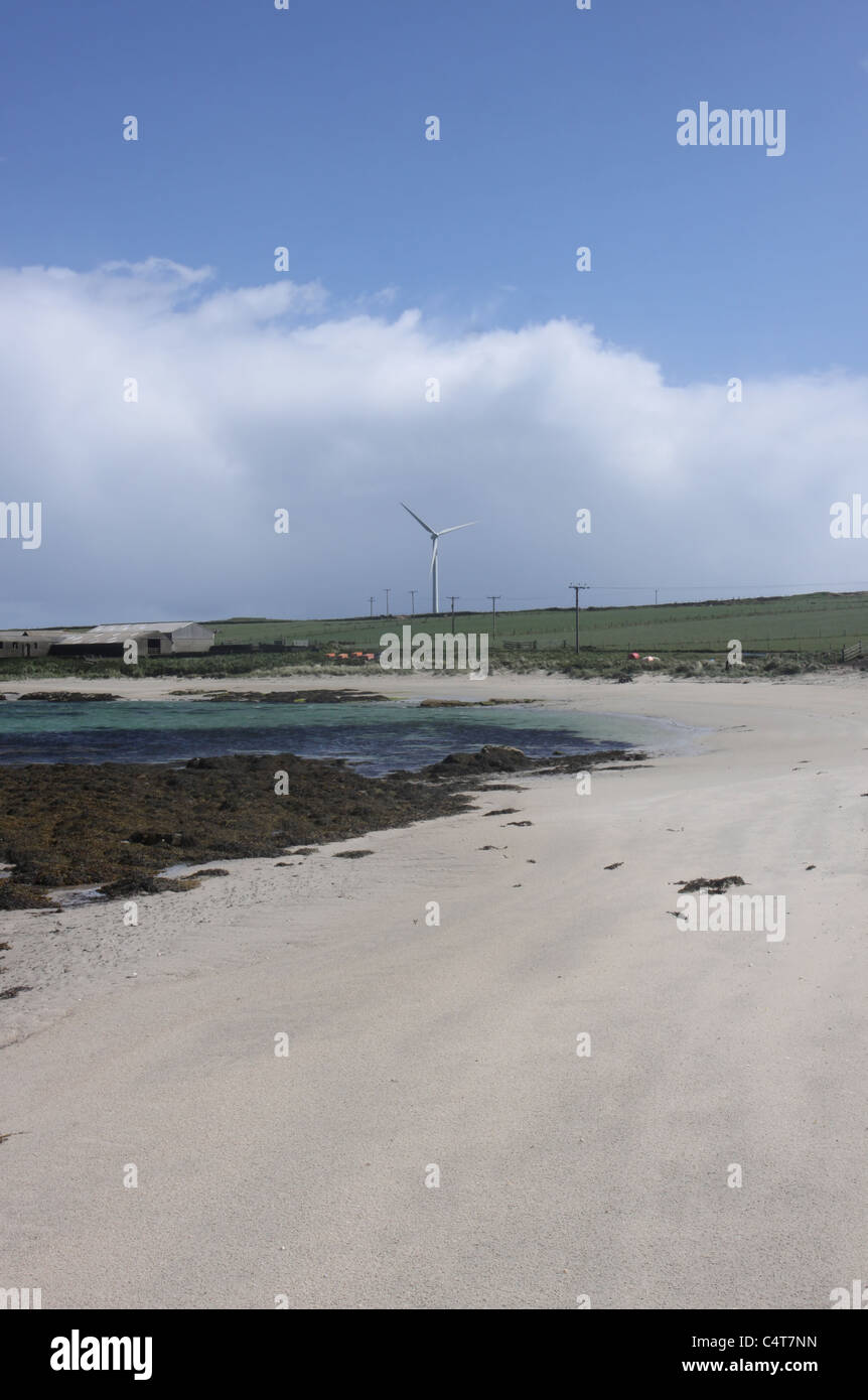 Spiaggia e la turbina eolica Burray Isole Orcadi Scozia Maggio 2011 Foto Stock