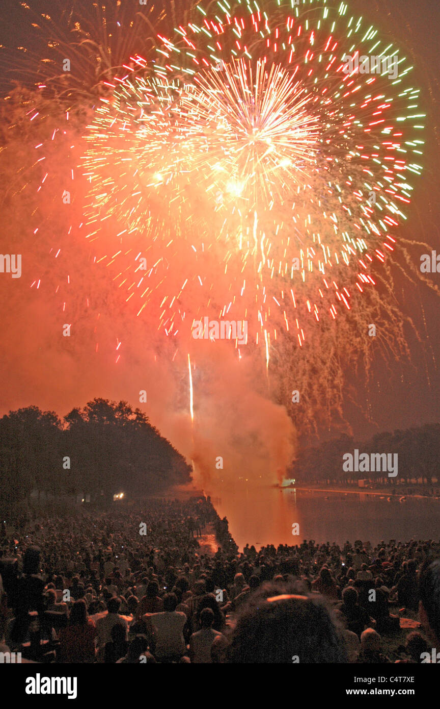 Fuochi d'artificio esplodere sopra il Monumento a Washington e il pool riflettente il 4 luglio a Washington, DC. Foto Stock