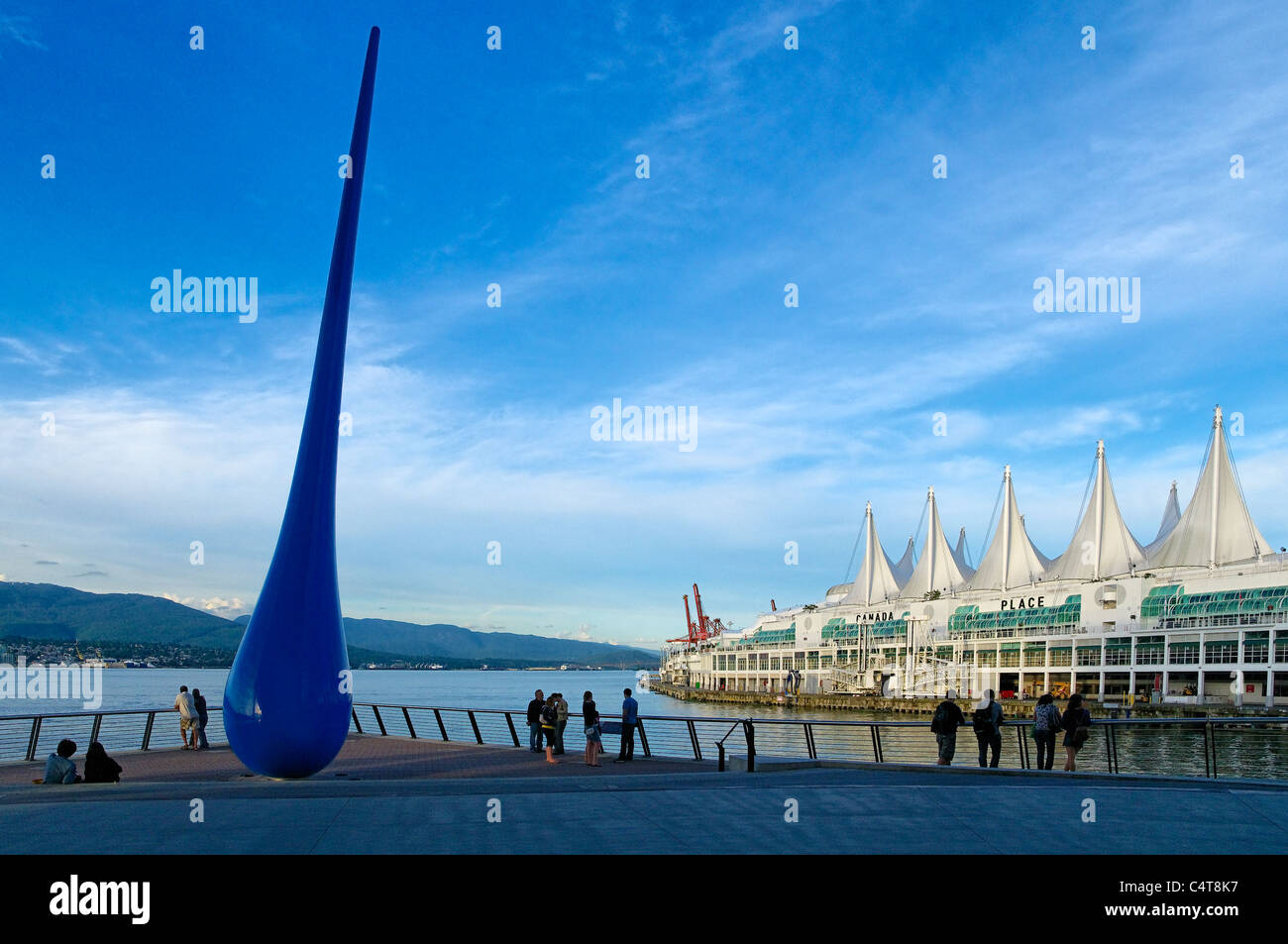 La scultura, "La Caduta" Vancouver Convention Center, Vancouver, British Columbia, Canada Foto Stock