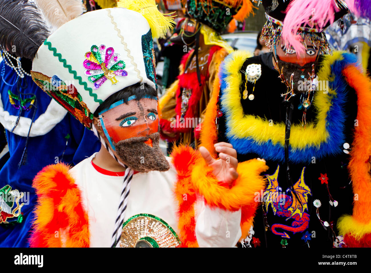 Colorati personaggi in costume nel 2011 Cinco de Mayo parade di New York City Foto Stock