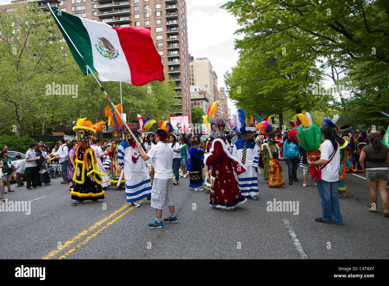 Un giovane molti sventola una bandiera messicana nel 2011 Cinco de Mayo parade di New York celebra il patrimonio Mexican-American Foto Stock