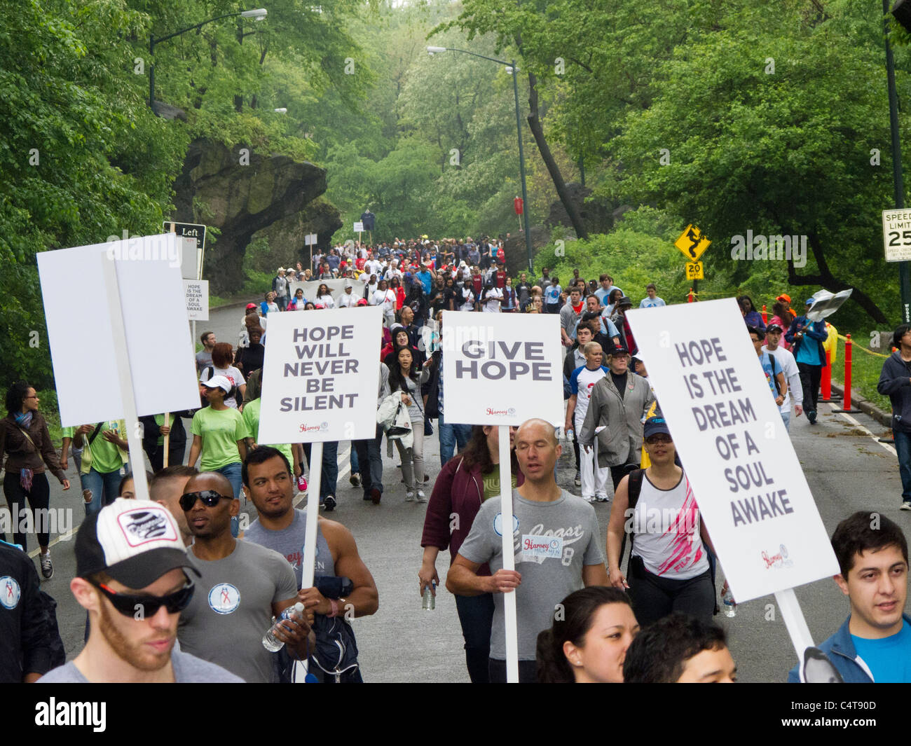 Nonostante la pioggia più di 40.000 newyorkesi hanno partecipato alla XXVI edizione AIDS A Piedi nel Parco Centrale di domenica 15 maggio, 2011 Foto Stock