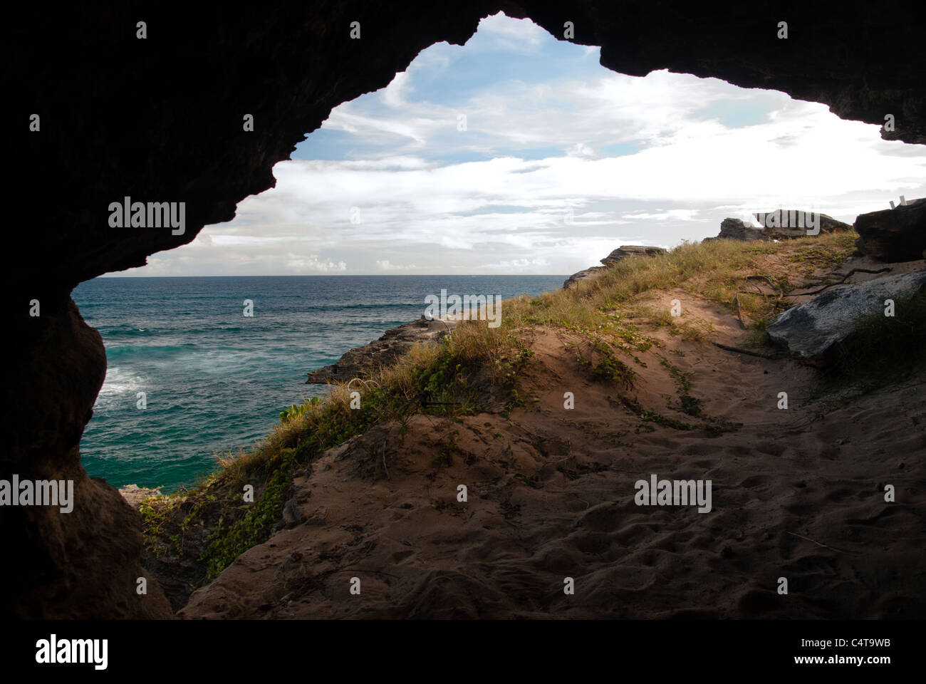 Una grotta che si affacciano sull'oceano pacifico sull'isola di Kauai, Hawaii. Foto Stock