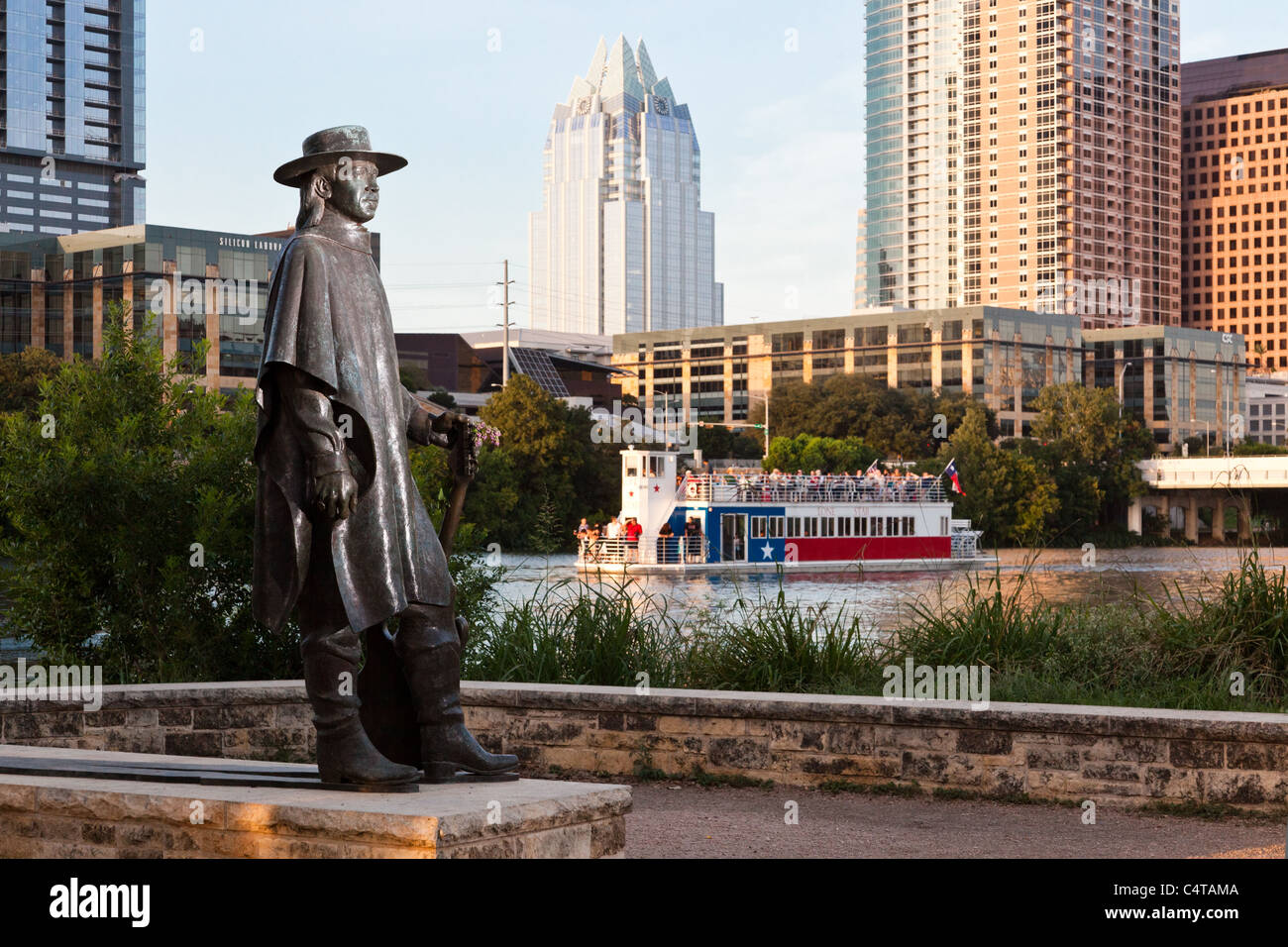 Stevie Ray Vaughan statua affacciato sul Lago Lady Bird e Austin, Texas skyline Foto Stock