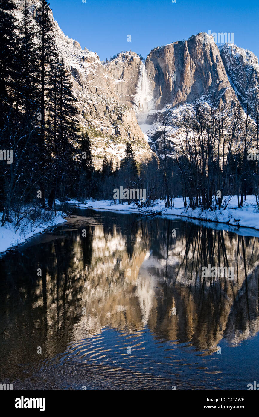 Yosemite Falls riflessa nel fiume Merced in inverno Foto Stock
