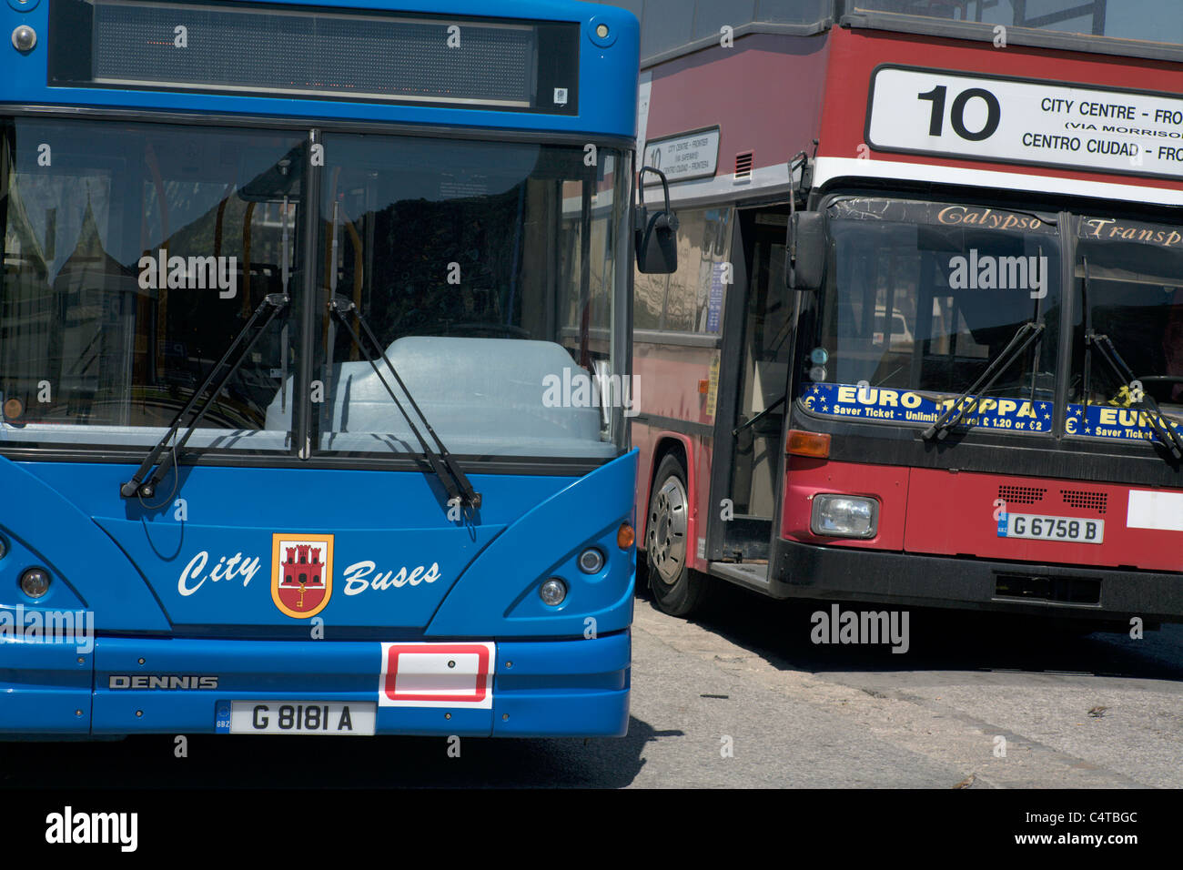 Blu e rosso autobus Gibilterra Foto Stock