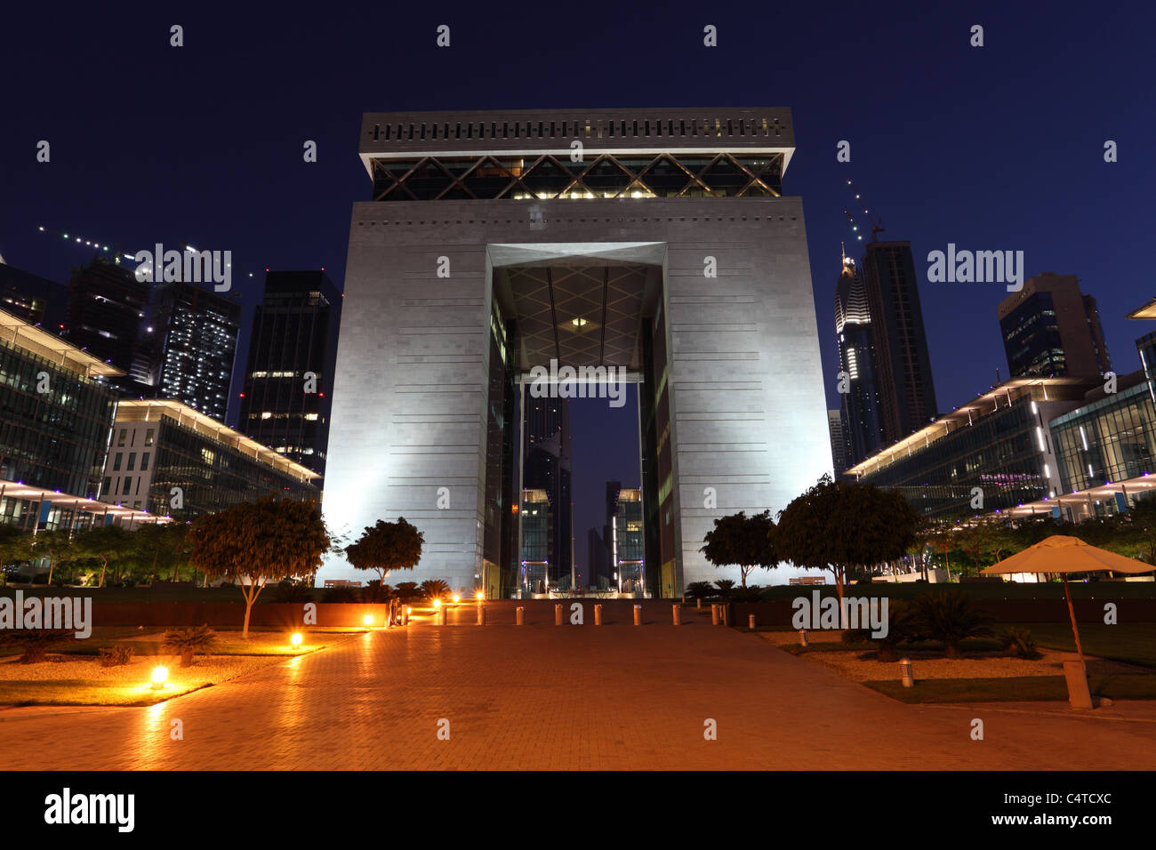 Il Centro Finanziario Internazionale di Dubai (DIFC) illuminata di notte Foto Stock