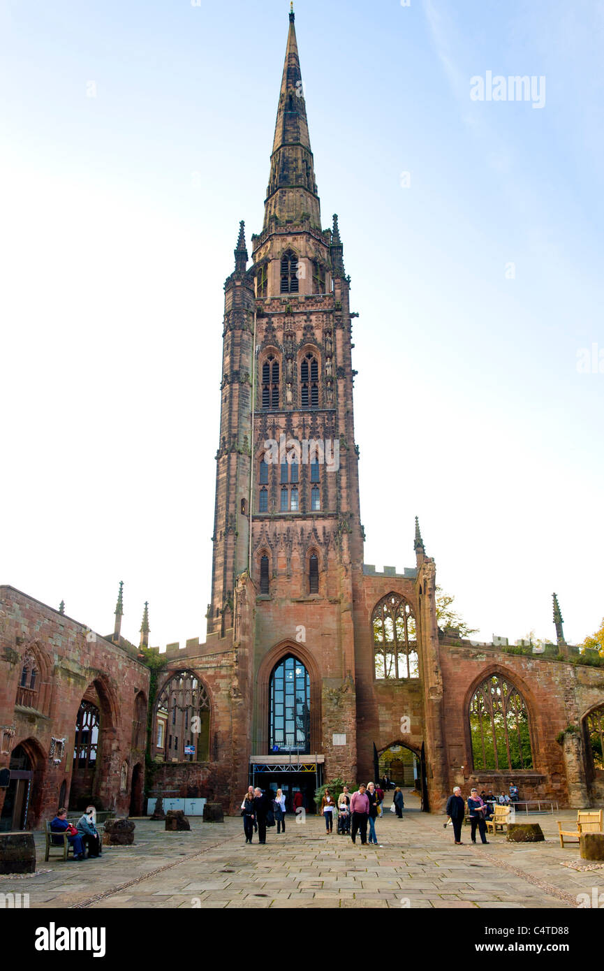 La torre e la guglia di Coventry vecchia cattedrale. Regno Unito. Foto Stock