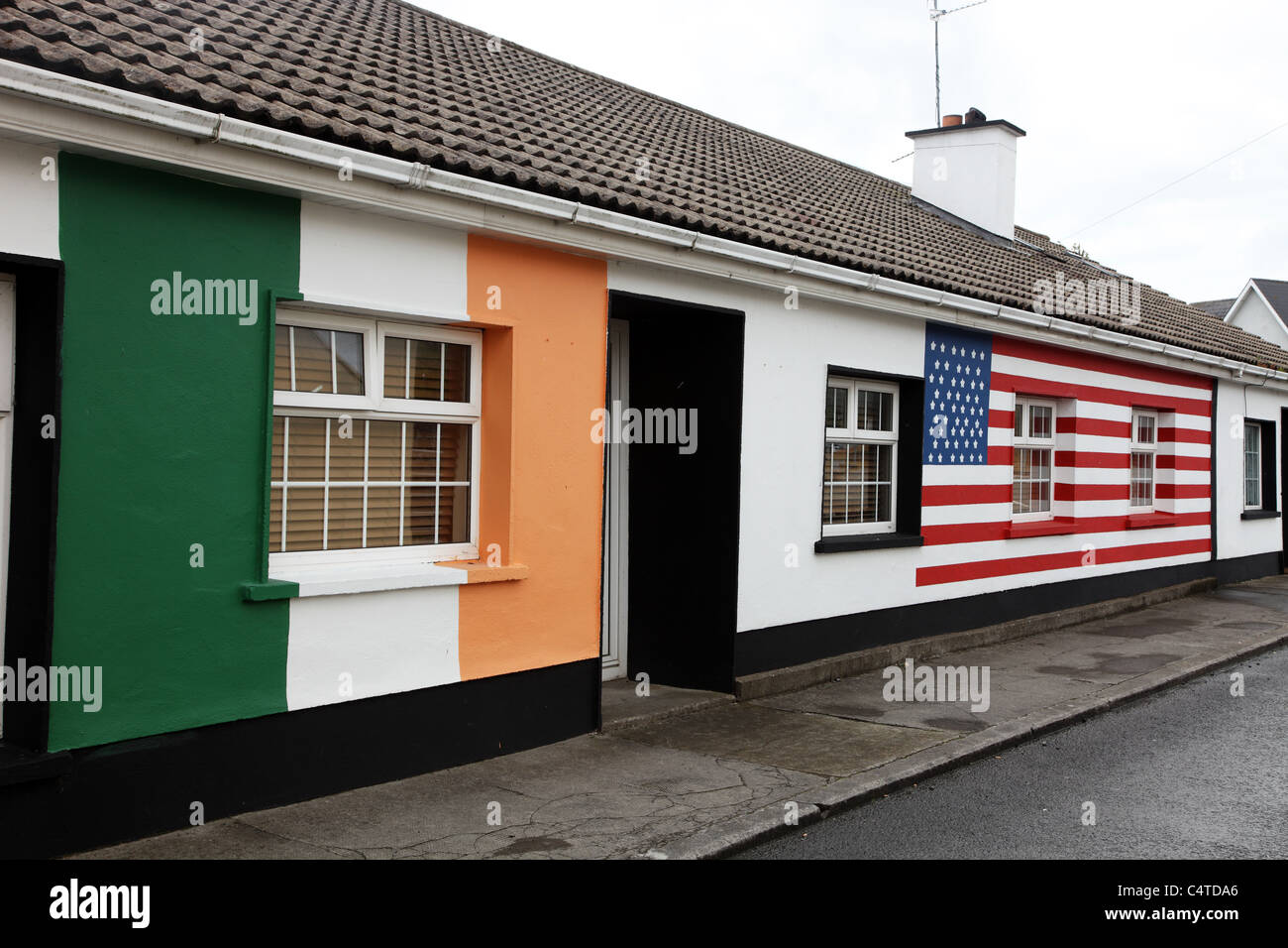 Dipinto di cottages in Moneygall, Co. Offaly, Irlanda, paese natale di Barack Obama il grande grande bisnonno Falmouth Kearney Foto Stock