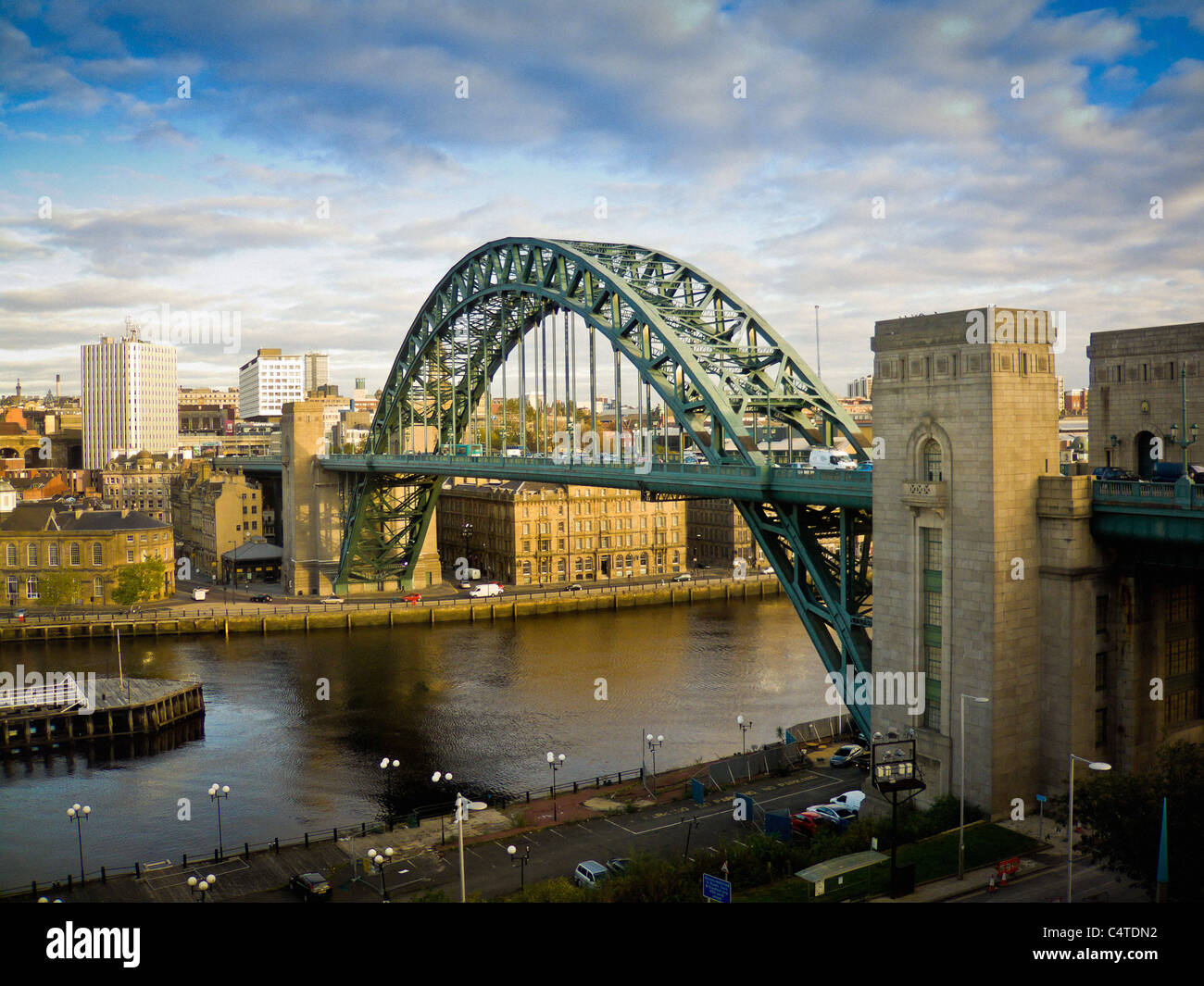 Tyne ponte che attraversa il fiume Tyne a unirsi a Gateshead e Newcastle, Regno Unito. Foto Stock