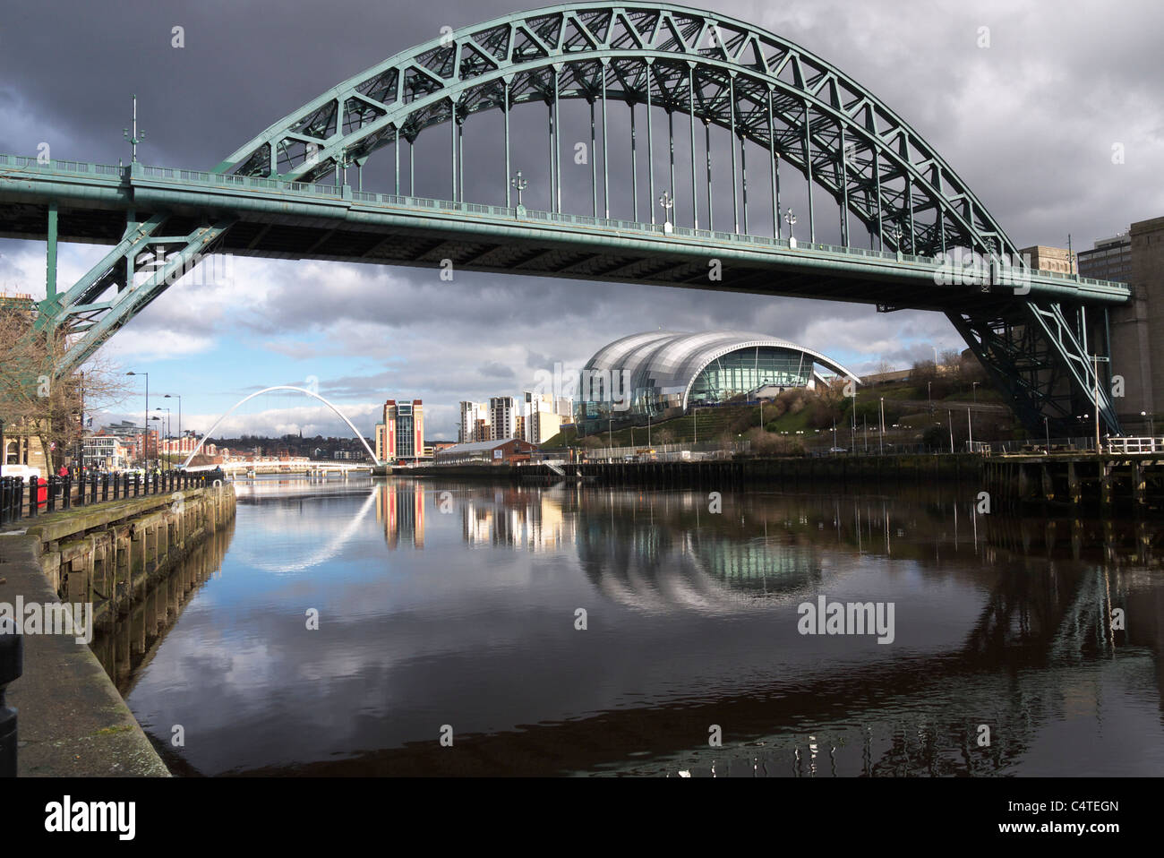 Il Tyne Bridge guardando verso il centro del Mar Baltico. Foto Stock