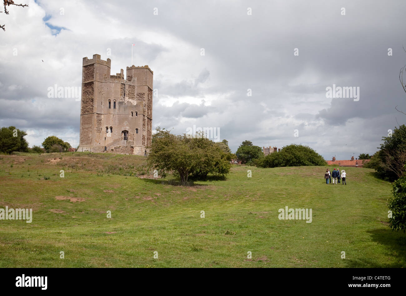 Le persone che visitano Orford castle e la circostante lavori di sterro, possedute da English Heritage, Orford, Suffolk REGNO UNITO Foto Stock