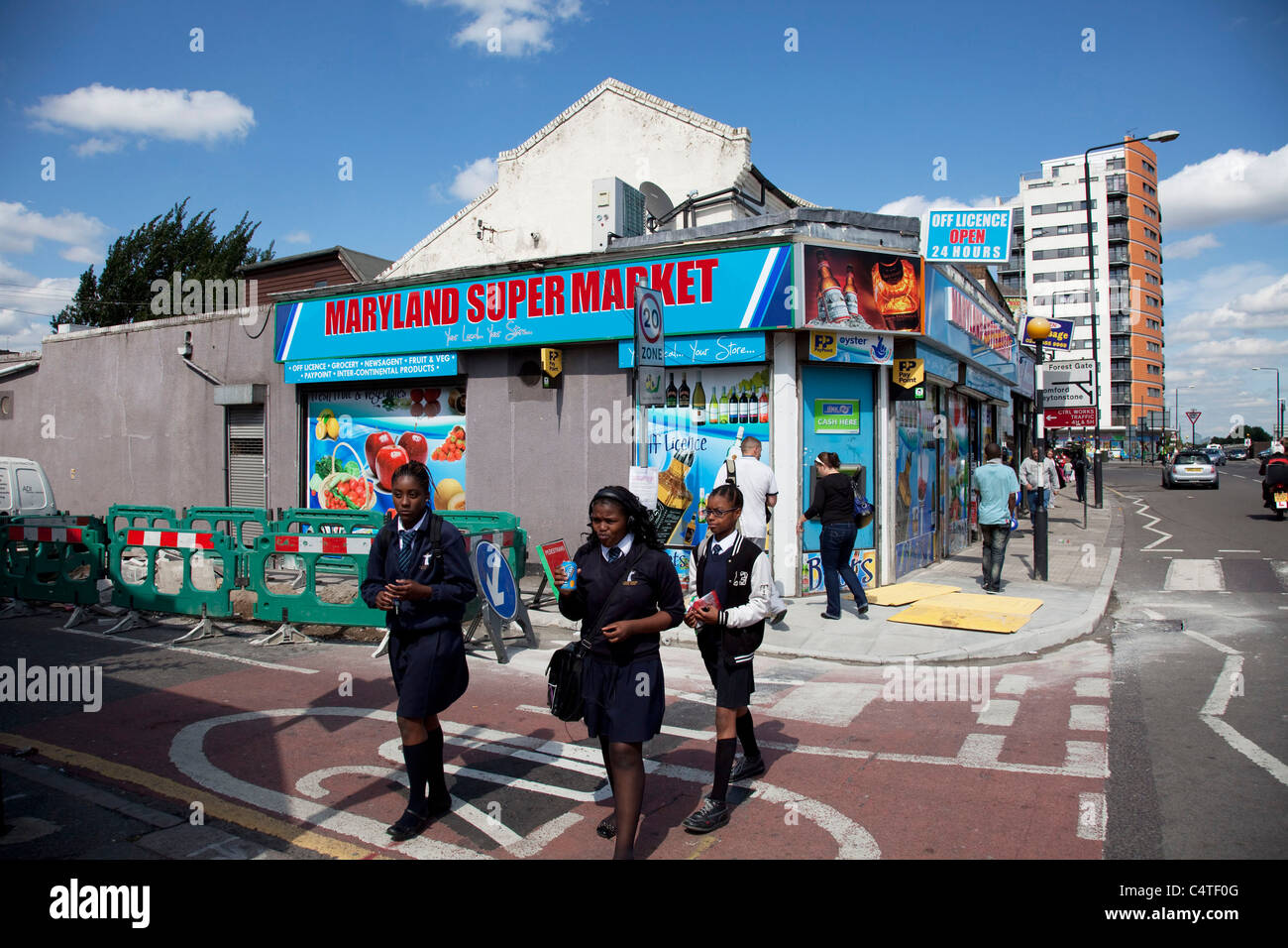 In scena a Stratford come le ragazze della scuola a piedi passato il supermercato del Maryland nella zona est di Londra, Regno Unito. Foto Stock