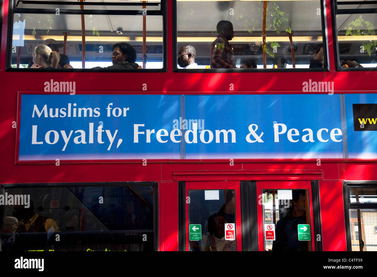 Segno su un autobus di linea che dice "uslims per la fedeltà, la libertà e la pace in Stratford nella zona est di Londra. Foto Stock