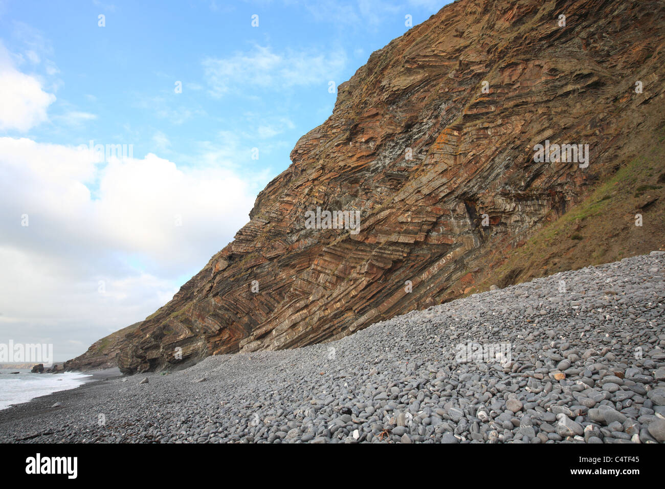 Spiaggia a Millook Haven con scogliere di interesse geologico, North Cornwall, England, Regno Unito Foto Stock