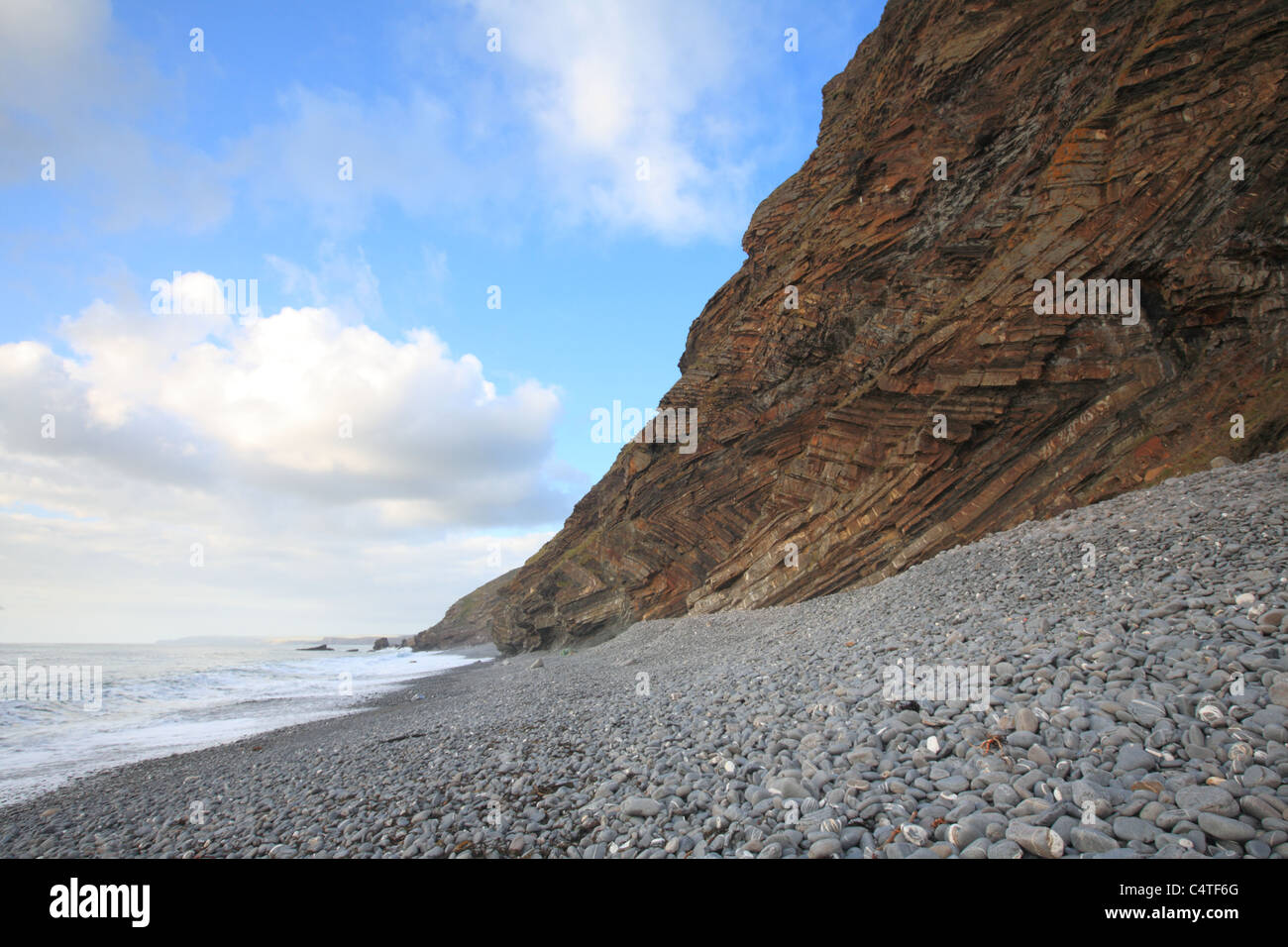 Spiaggia a Millook Haven con scogliere di interesse geologico, North Cornwall, England, Regno Unito Foto Stock