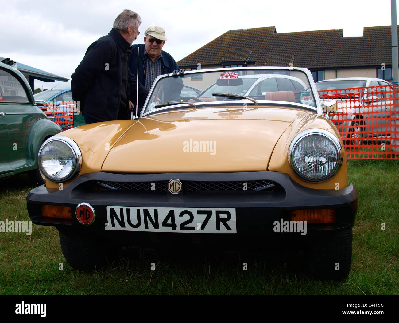 Due uomini anziani discutendo un MG auto in occasione di una mostra, Bude car show, Cornwall, Regno Unito Foto Stock