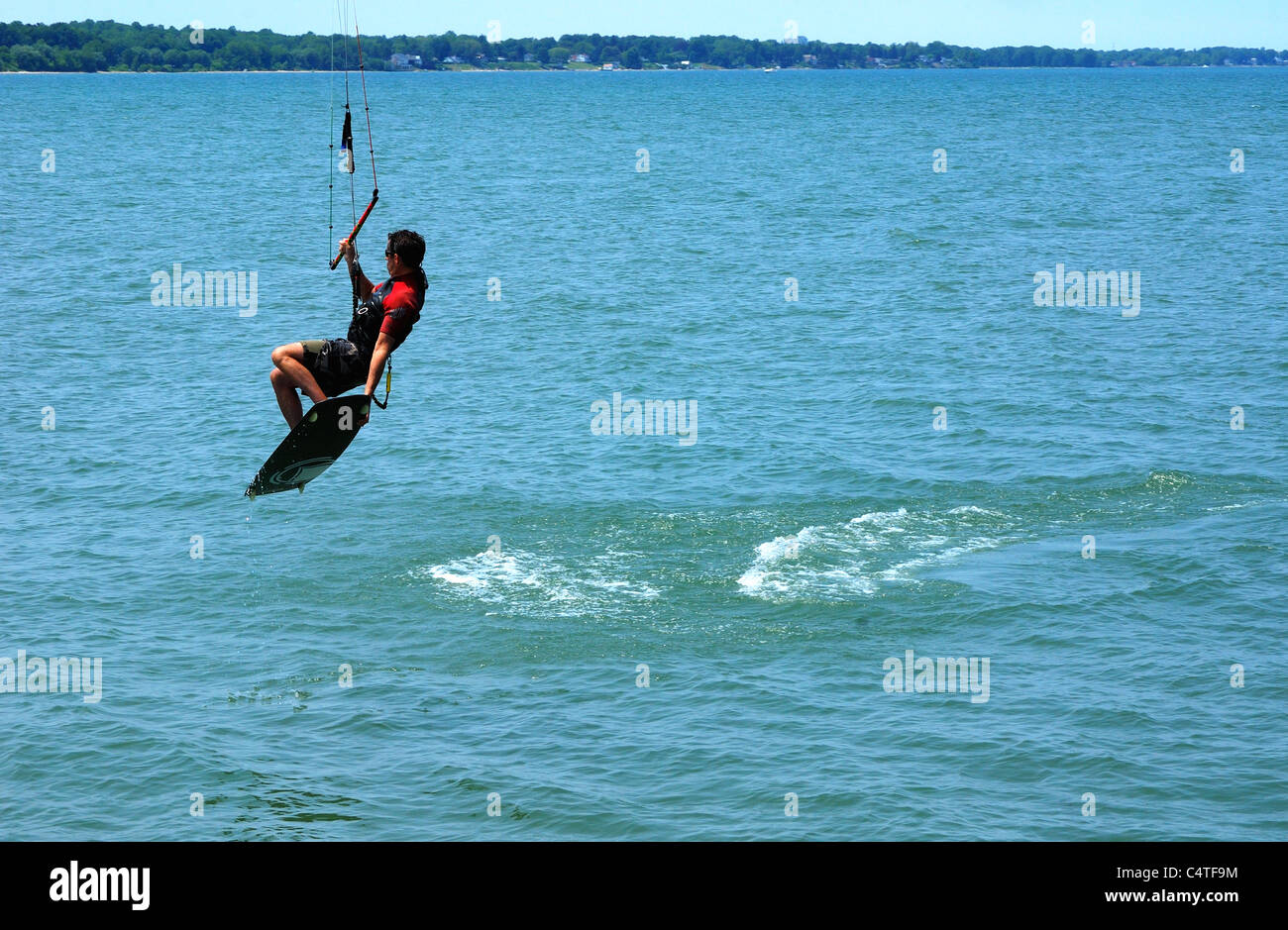 L'uomo facendo para sci d'acqua sul Lago Ontario, Rochester, NY US. Foto Stock