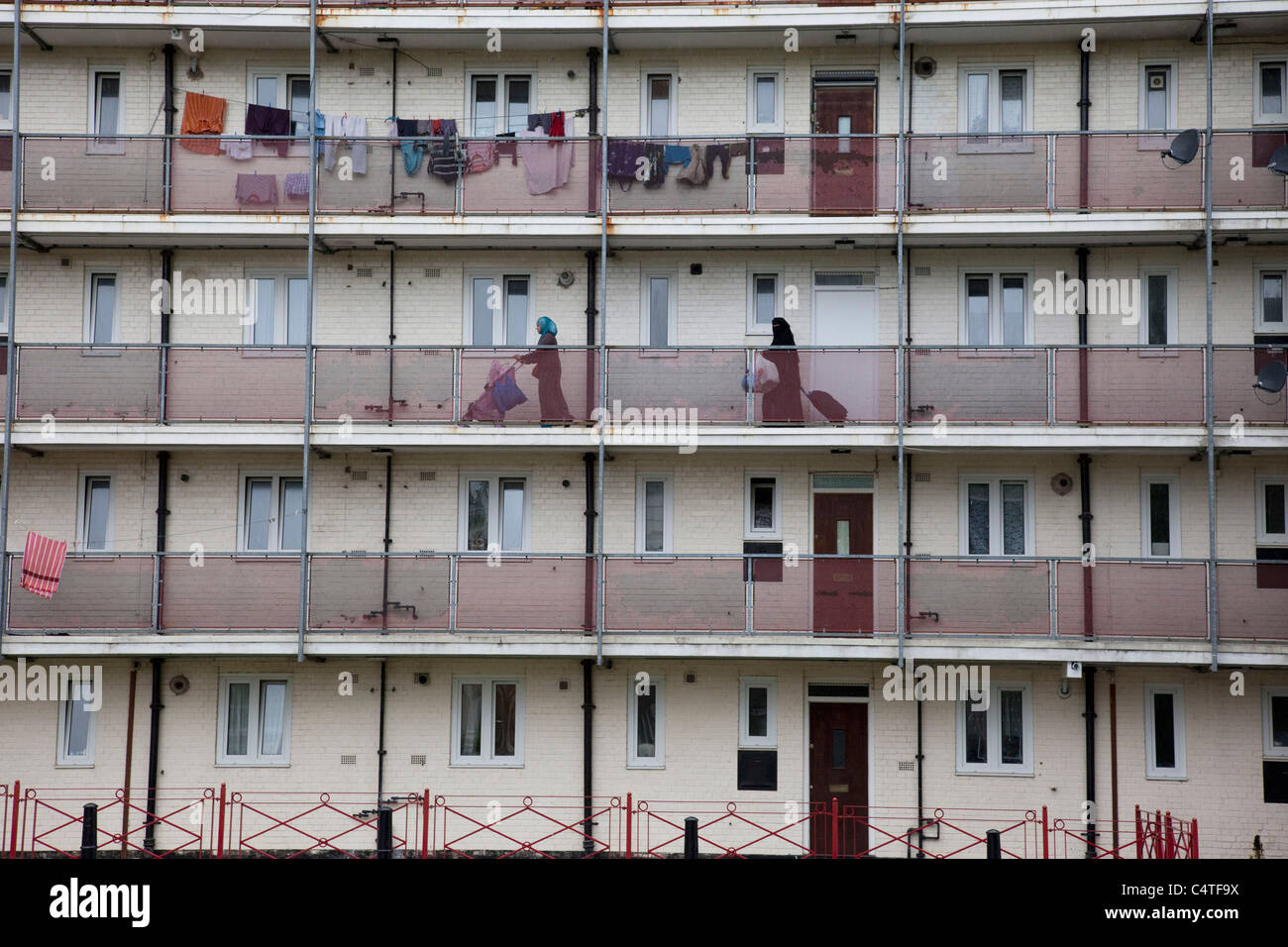 Consiglio appartamenti a Tower Hamlets, a est di Londra. Un povero, oltre popolata con quanti vivono in piccole case in alto blocchi. Foto Stock