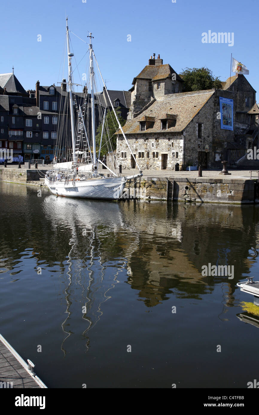 VIEUX BASSIN & LIEUTENANCE HONFLEUR PORTO 02 Giugno 2011 Foto Stock