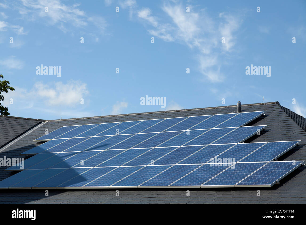 Pannelli solari sul tetto spiovente di edificio commerciale Foto Stock