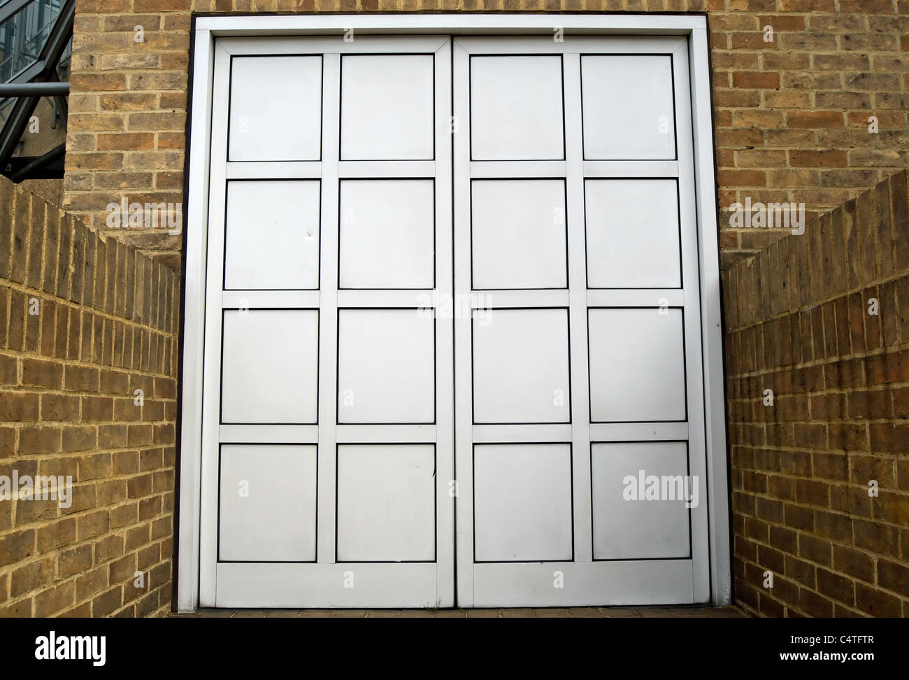 Doppia chiusura porta senza maniglia esterna impostato in un muro di mattoni Foto Stock