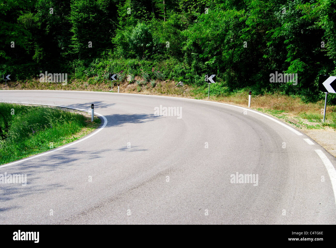 Serpentina strada di montagna in Italia Foto Stock