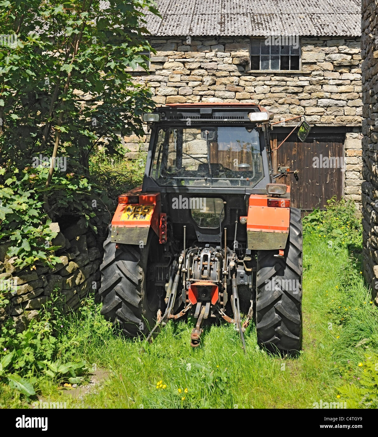 Un vecchio Ursus trattore in una fattoria in Muker, Swaledale, nello Yorkshire, Inghilterra Foto Stock