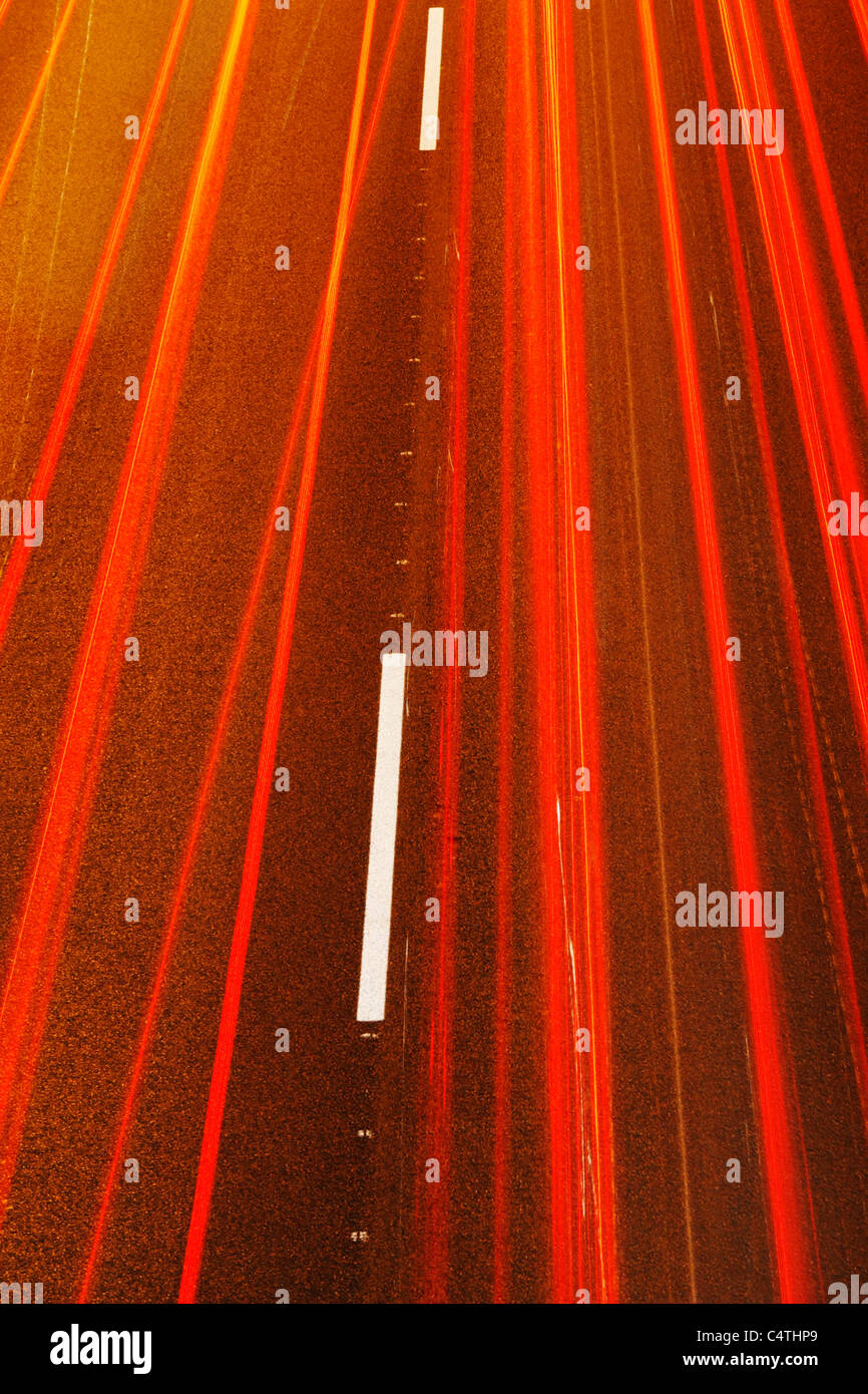 Auto sentieri di luce sulla strada trafficata Foto Stock