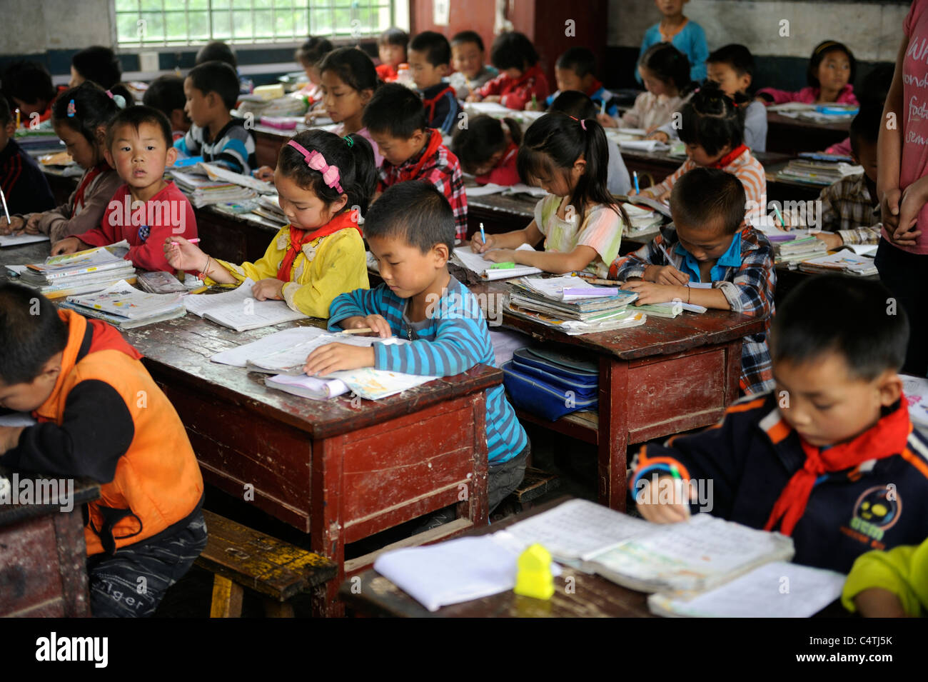 Cinese Scuola primaria gli studenti che frequentano la classe in un villaggio di poveri in Shangluo, provincia di Shaanxi, Cina. 21-Maggio-2011 Foto Stock