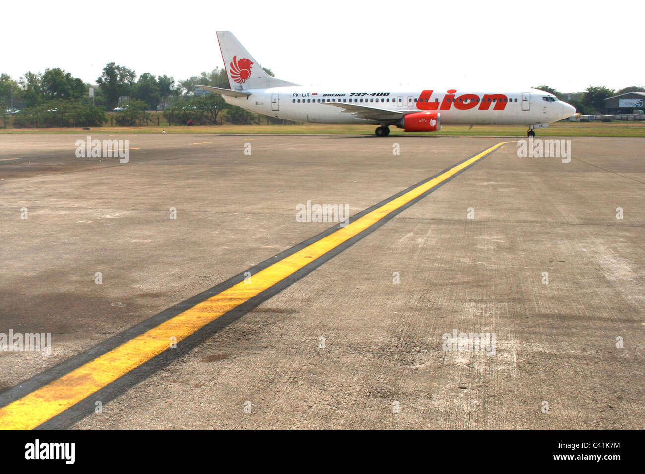 Lion aereo in rullaggio aeroporto di jakarta indonesia Foto Stock