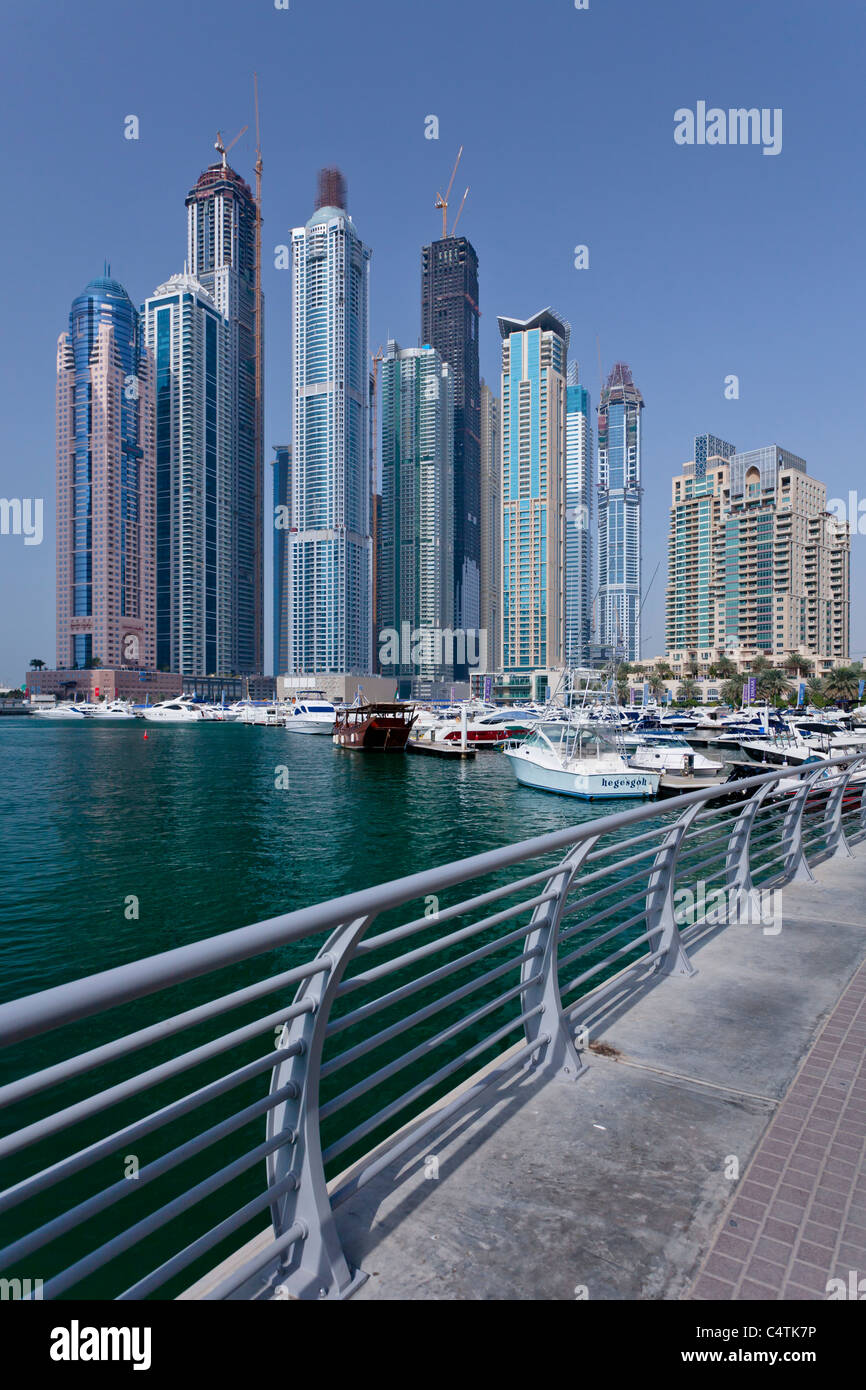 La Marina di Dubai con edifici alti e barche in Dubai, UAE, Golfo Persico. Foto Stock