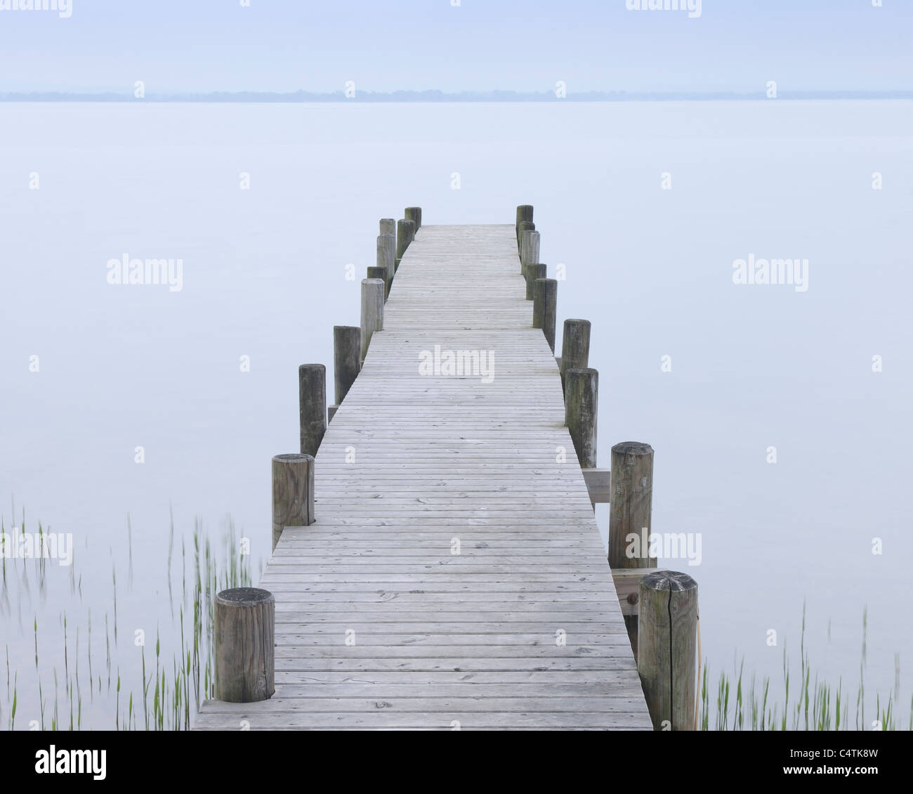 Pontile in legno, il Lago Chiemsee, Gstadt, Chiemgau, Baviera, Germania Foto Stock