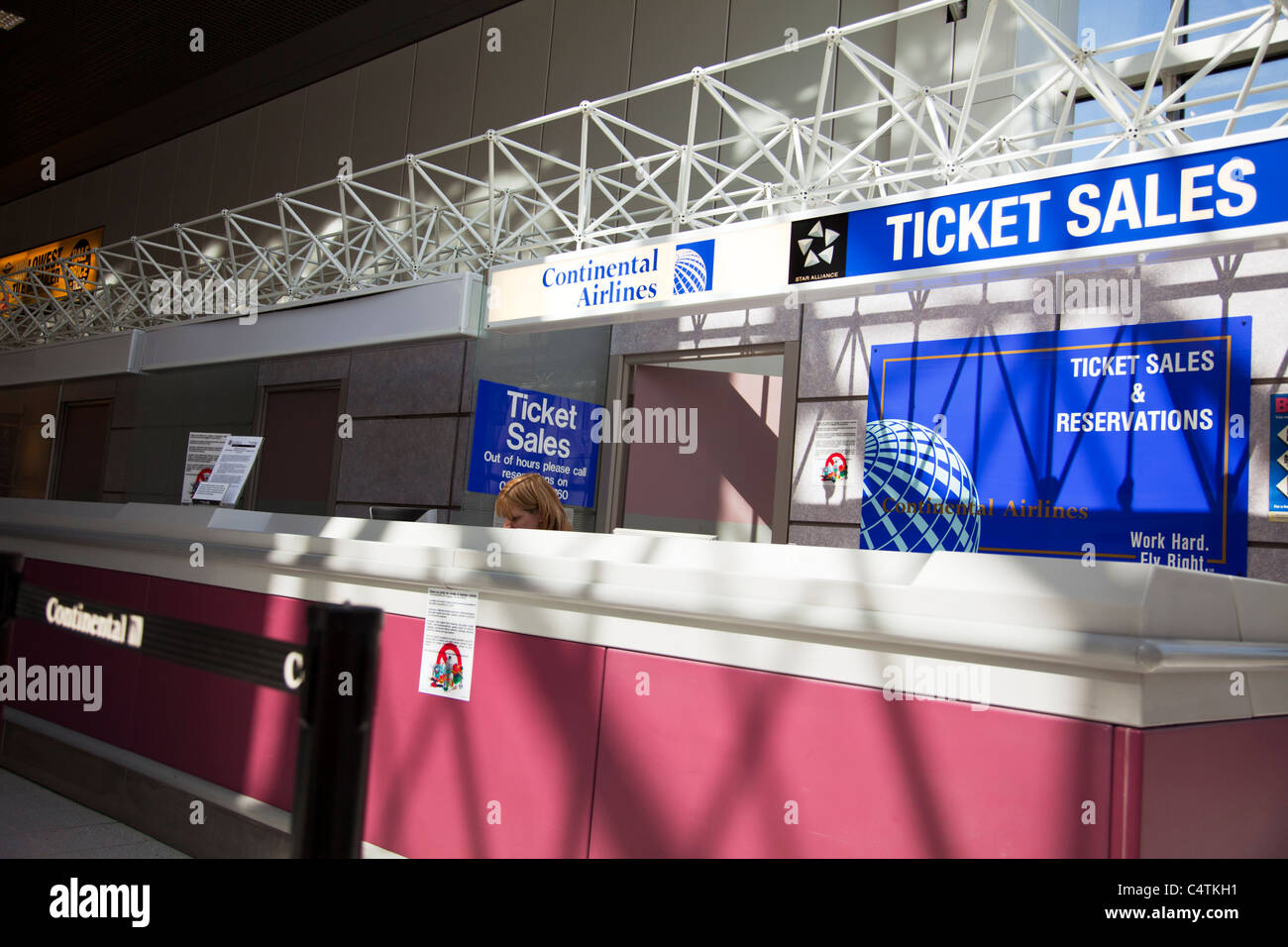 Il terminale 2, Aeroporto di Manchester, Inghilterra, vacanze Compagnia Continentale firmare e vendita biglietti personale in attesa per il cliente Foto Stock