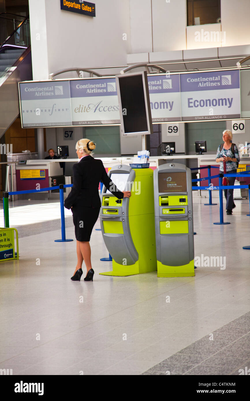Il terminale 2, Aeroporto di Manchester, Inghilterra, vacanze Valigia controllo automatico in macchine green free standing Foto Stock