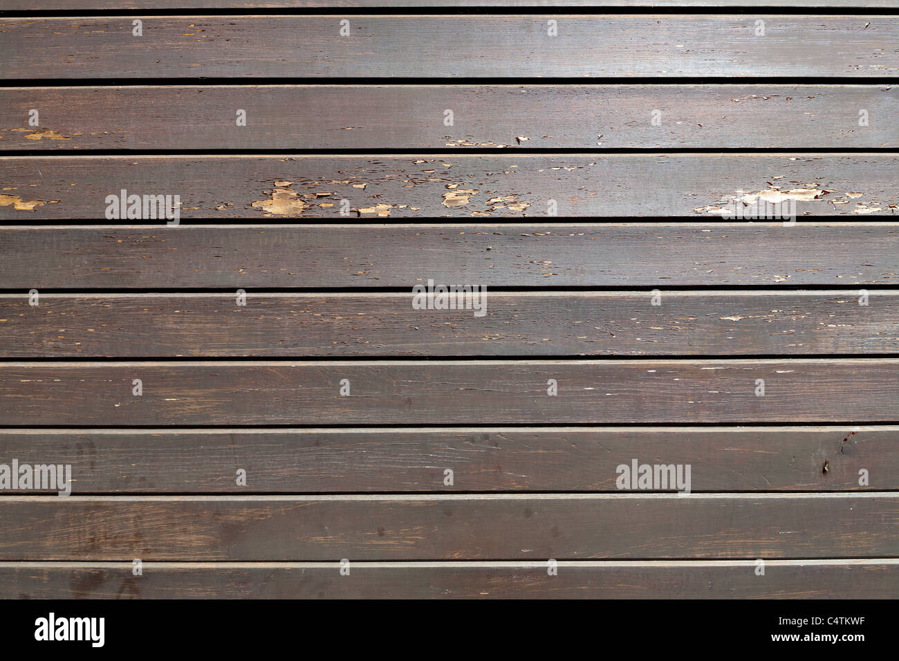 A doghe in legno porta di garage con peeling paint Foto Stock