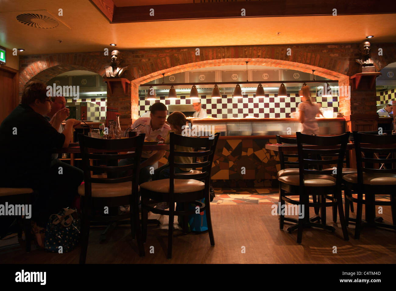 Ben & Jerrys cibo in Manchester Airport Terminal 2 famiglia avente un pasto prima della loro vacanza Foto Stock