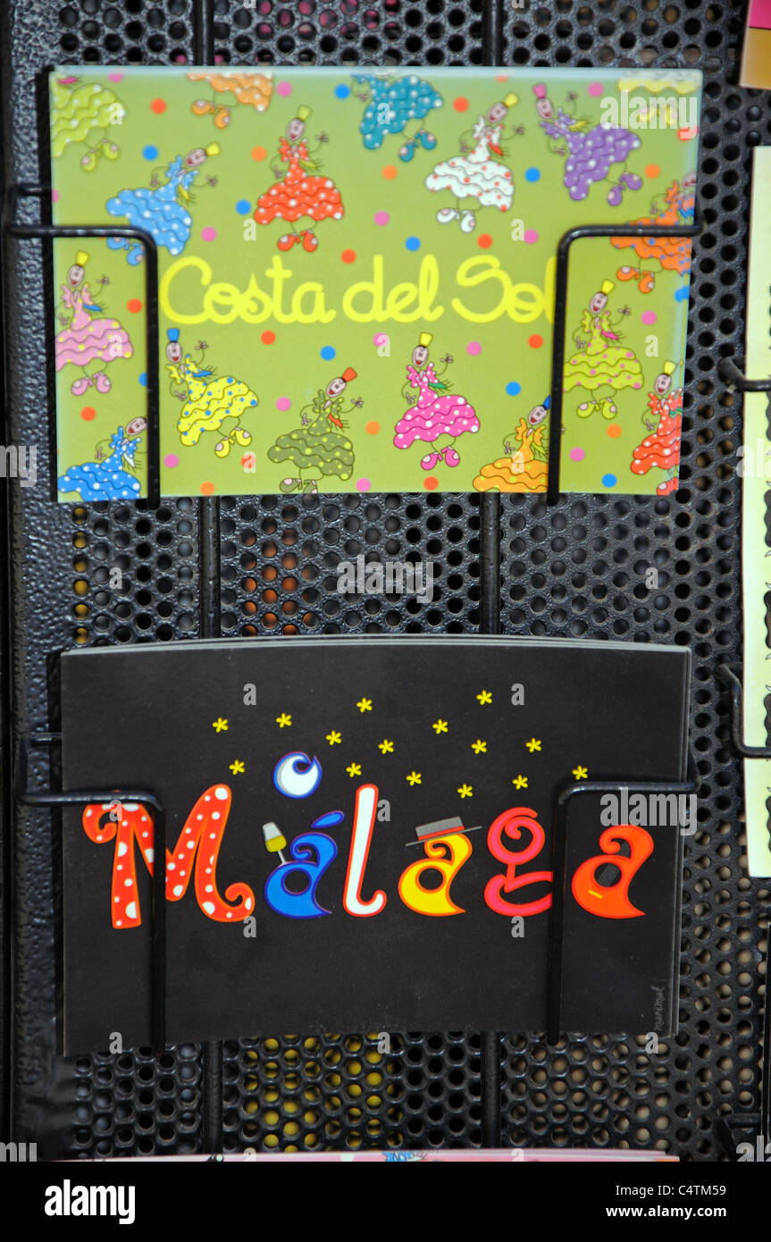 Cartoline colorate in un rack, Malaga, Costa del Sol, provincia di Malaga, Andalusia, Spagna, Europa occidentale. Foto Stock