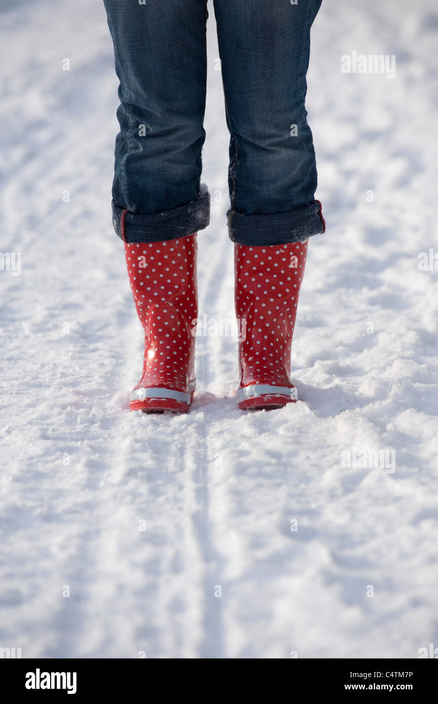 Donna di indossare stivali di gomma nella neve, Salisburgo, Austria Foto Stock