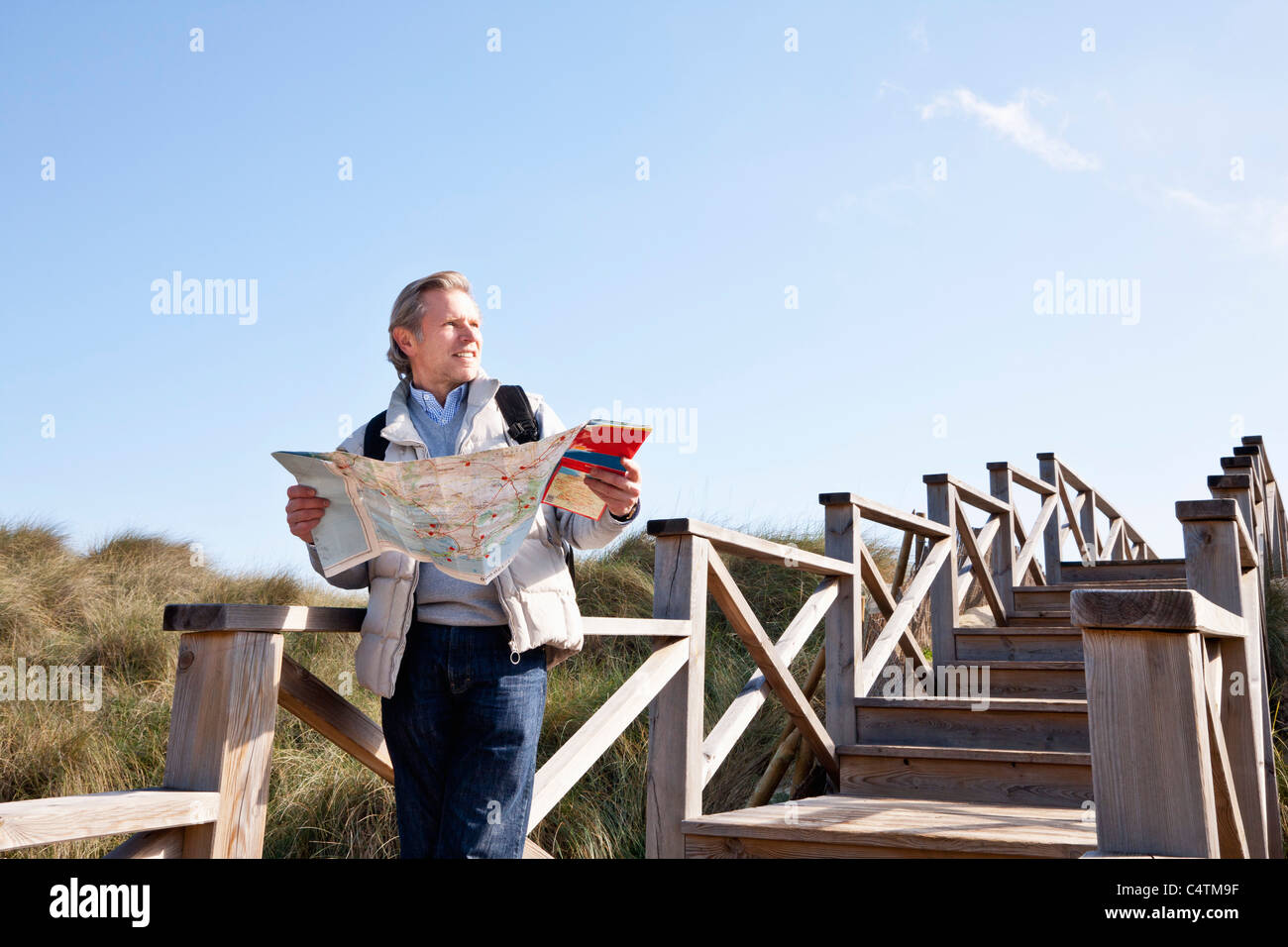 Uomo con mappa, Cala Ratjada, Maiorca, isole Baleari, Spagna Foto Stock