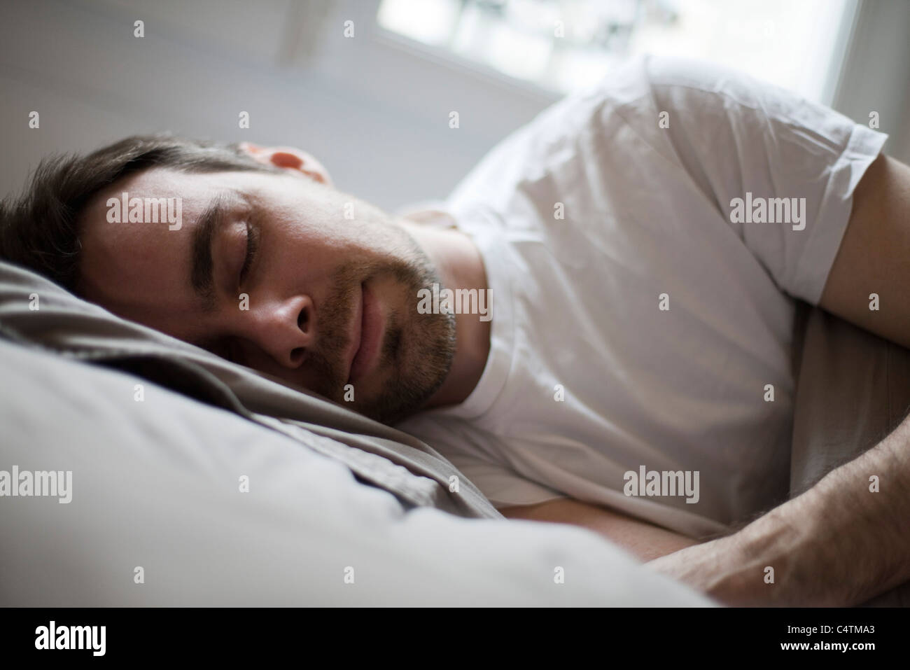 Metà di uomo adulto dorme Foto Stock