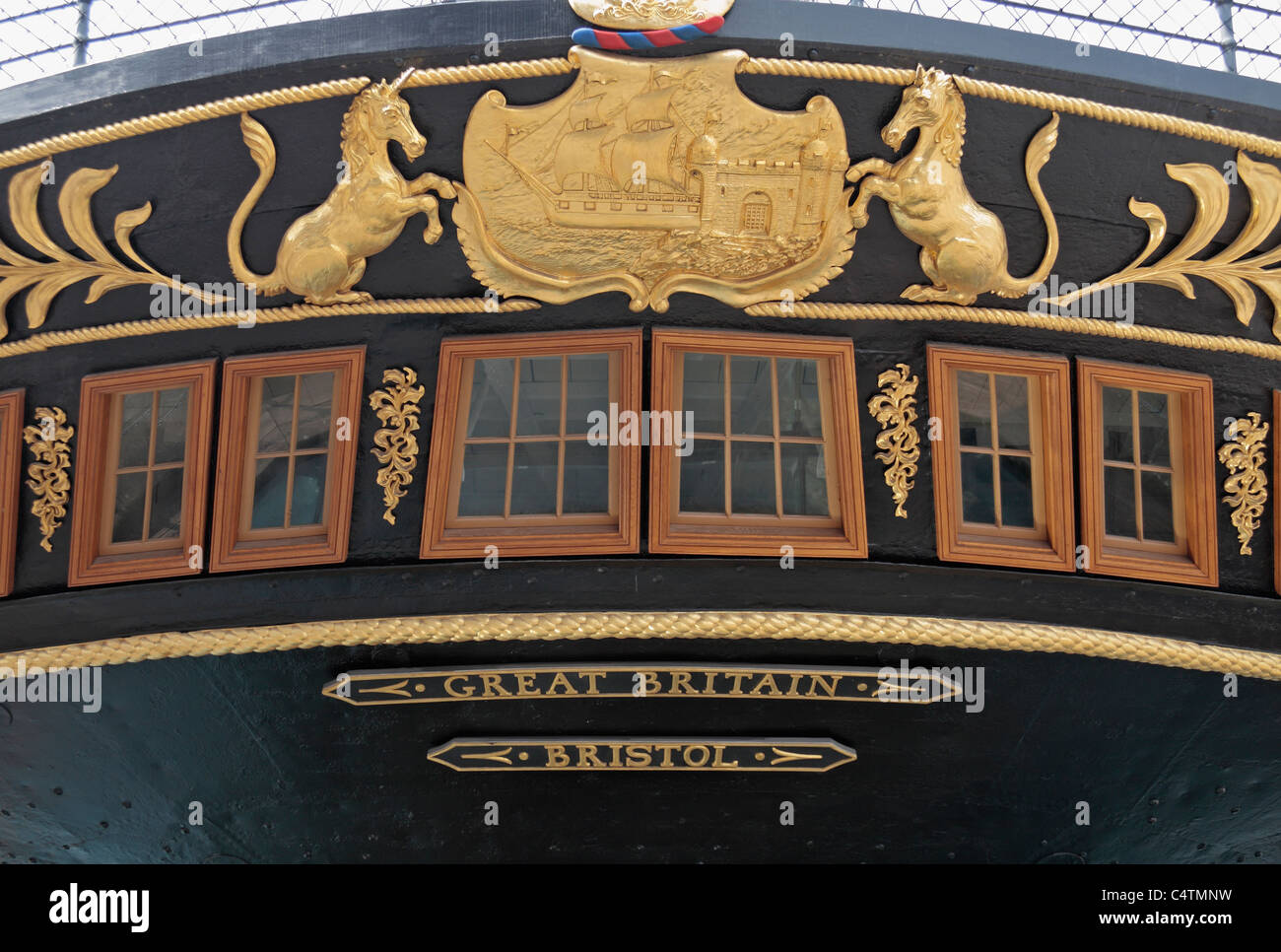 Vista fino a poppa (posteriore) Windows e Bristol stemma sul Brunel SS Gran Bretagna in Bristol Dock, Bristol, Regno Unito. Foto Stock
