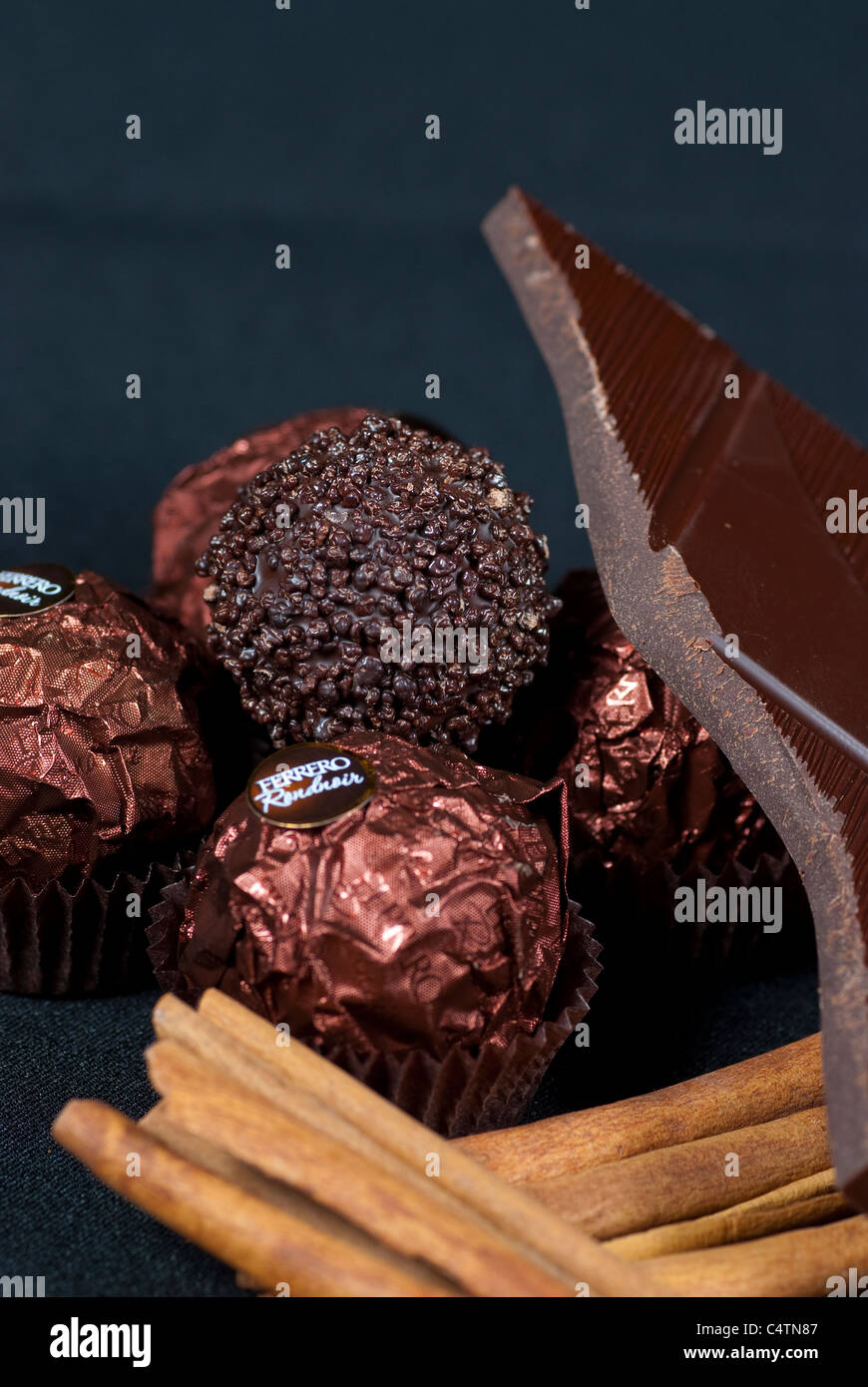 Carambolage di golosità al cioccolato e bastoncini di cannella Foto Stock