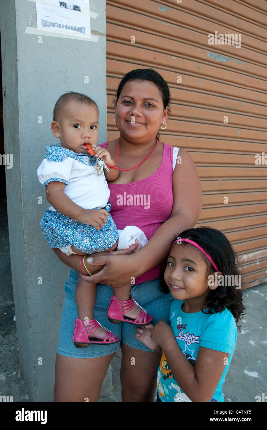 Una madre e i suoi due figli La Carpio San José Costa Rica Foto Stock