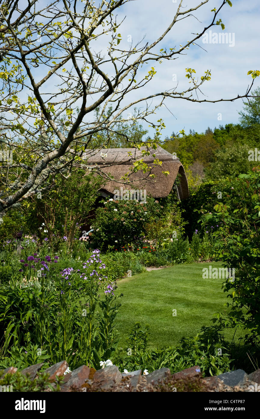 Il Garden Cottage in aprile, RHS Rosemoor, Devon, Inghilterra, Regno Unito Foto Stock