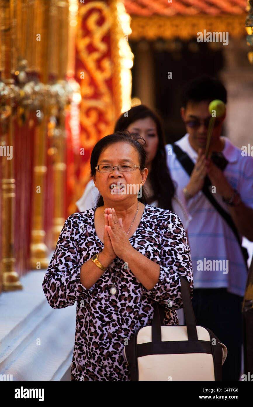 Pregando presso Wat Doi Suthep, Chiang Mai, Thailandia Foto Stock