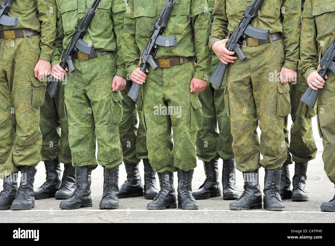 Soldati russi in tuta mimetica con mitragliatrici Kalashnikov Foto Stock