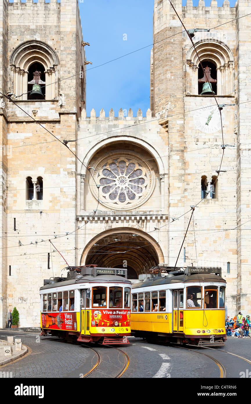 L'Europa, Portogallo, Lisbona, quartiere di Alfama, Se Cattedrale Patriarcale e un tram Foto Stock