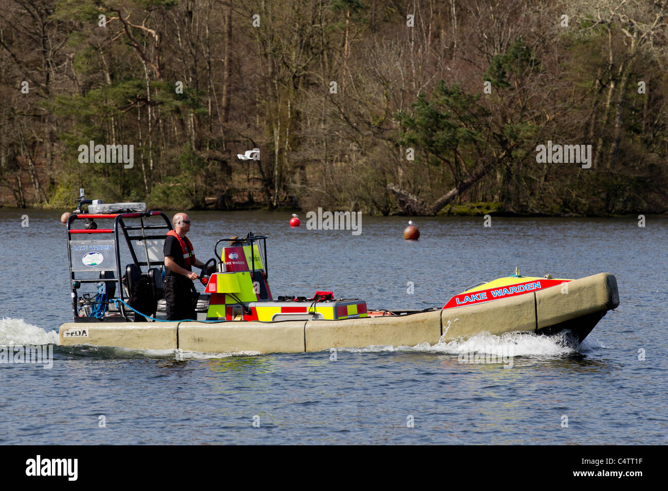 Il lago di Warden Lago team di pattuglia sul Lago di Windermere Foto Stock