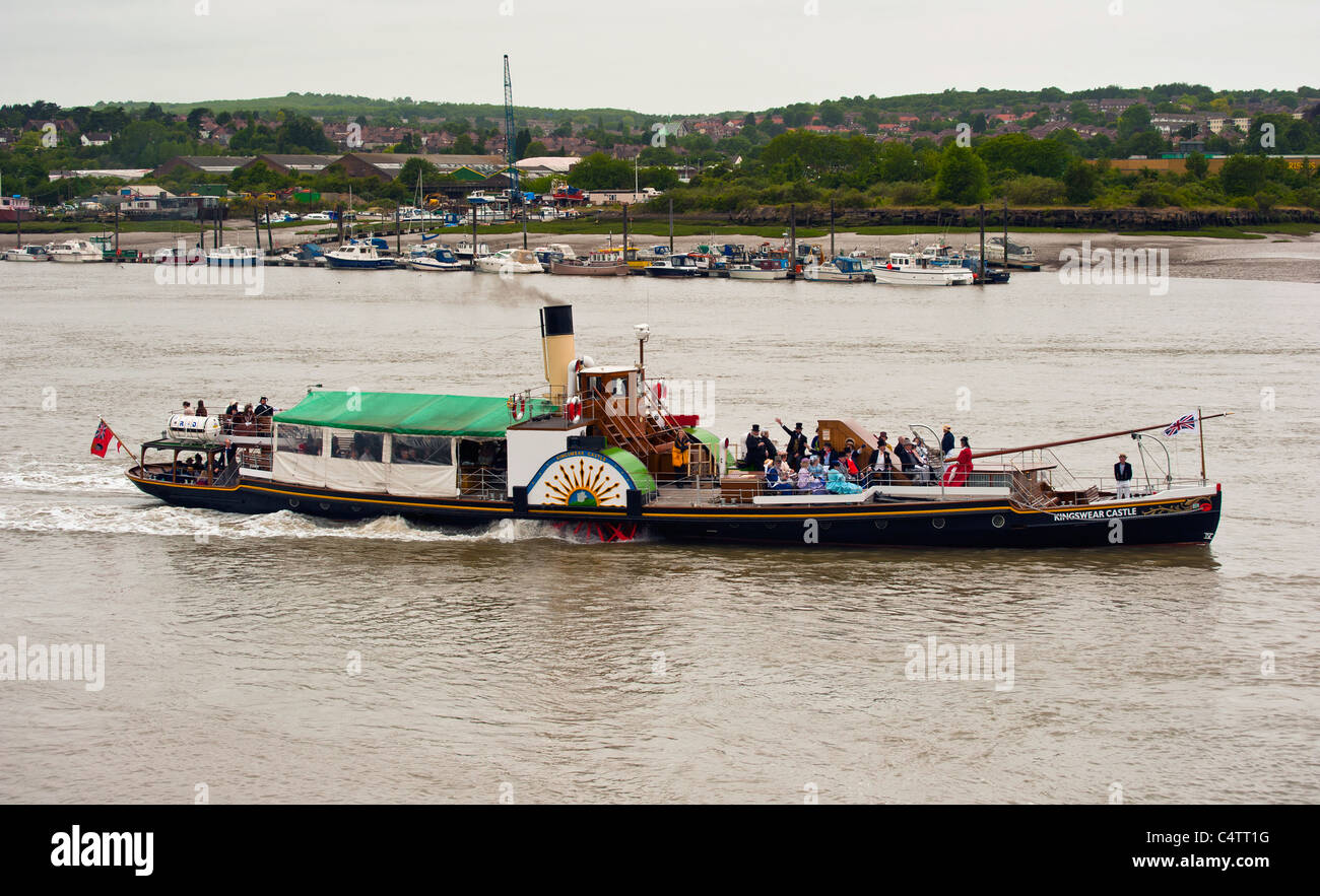 ROCHESTER, KENT, Regno Unito - 05 GIUGNO 2011: Paddle Steamer Kingswear Castle con persone in costume vittoriano sul fiume Medway durante il Dickins Festival Foto Stock